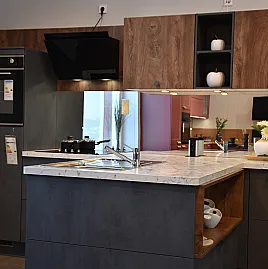 T-Küche, Dekormix Marmor/Holz/Beton, Markengeräte von Bosch/Smeg/Oranier, Spiegelrückwand, optimal für kleine Räume