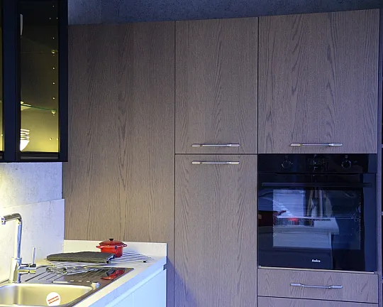 Moderne grifflose Küche mit hochglänzenden weißen Küchenfronten und vielen Funktionen - CALYPSO-VENÜS