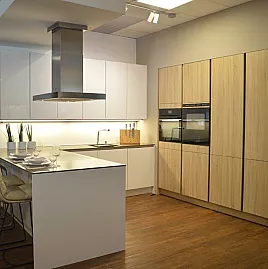 - moderne zeitlose Küchenkombination in weiß/Eiche