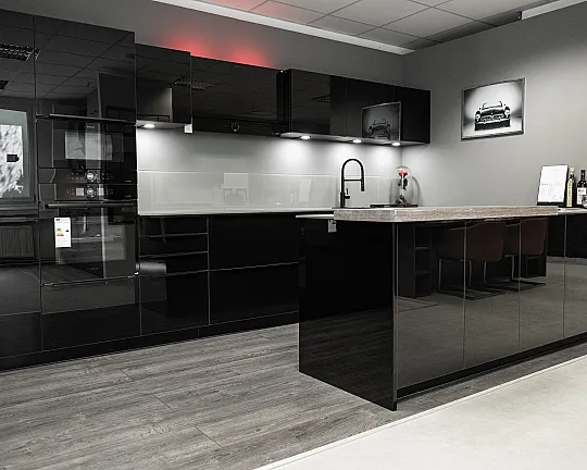 Ausstellungküche von Häcker - Mit Bosch Geräte Serie 8 Carbon Black - AV 5090 Designglas schwarz