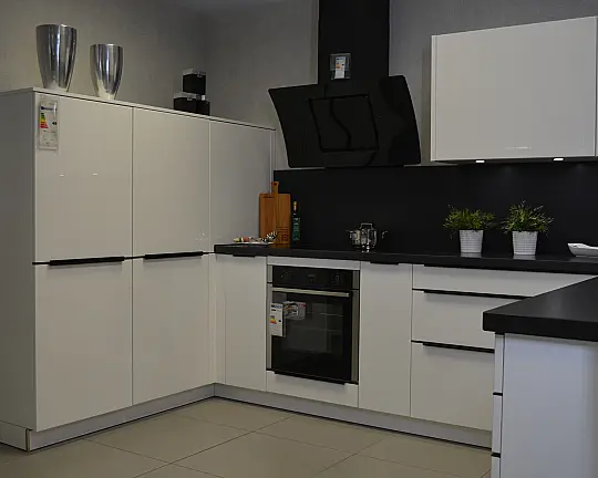 U-Küche mit Granit - Concept 130 Faro Hochglanz weiß