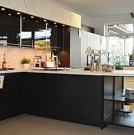 Große Küche mit zentraler Halbinsel