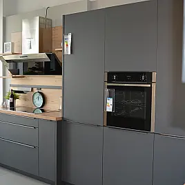 Winkelküche in Mattlack Grau und Holzdekor
