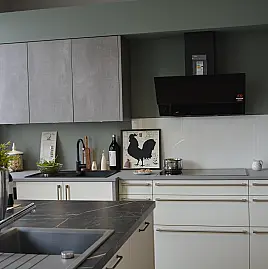 Küchenzeile in Betondekor und weiß