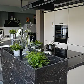 Inselküche mit Pflanzkasten