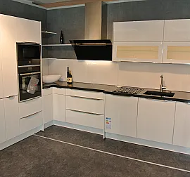 Moderne Hochglanzküche in weiß mit Granitarbeitsplatte L-Form