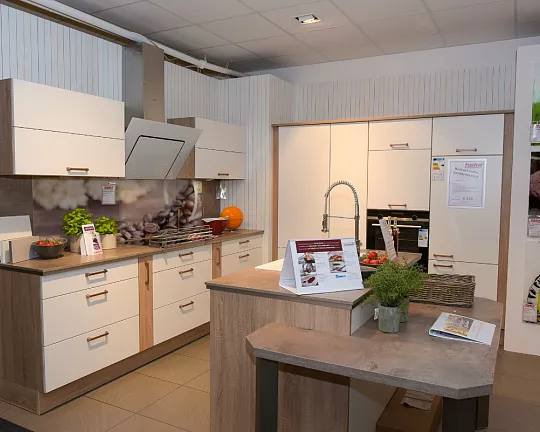 moderne Küche mit raffinierter Insel- und Tischlösung - Flora - Koffertür F270 Weiß