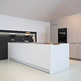 Küchenblock in weiß ultra matt inkl. Glasnischen - Rückwand