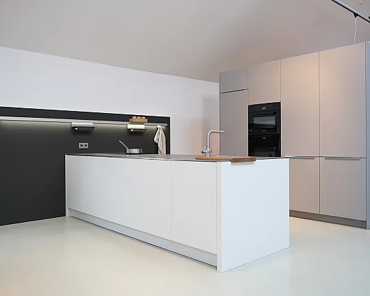 Küchenblock in weiß ultra matt inkl. Glasnischen - Rückwand - Selektion D