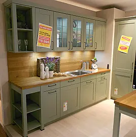 Schöne Landhausküche mit Sitzgelegenheit