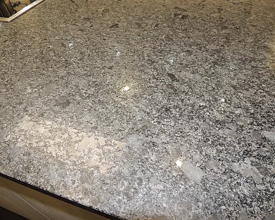 Großzügige Küche mit Kochinsel und Granitplatte - BN 11 XL 1331 Hemlock mit Steel Grey Granit