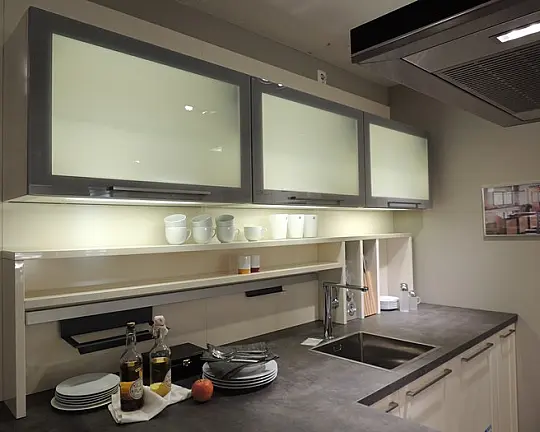 BN 18 Wunderschöne Küche in Magnolia Hochglanz Kassette - BN 18 Musterküche XL 3865 Magnolia Hochglanz mit Arbeitsplatte Beton dunkel