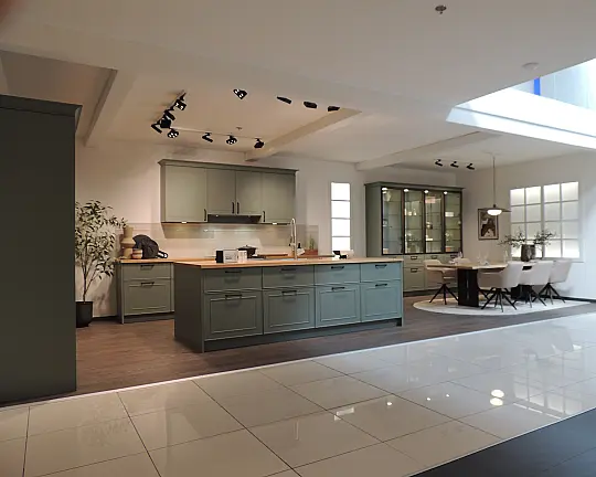 Atlanta und Orlando B Savonagrün Samt Lack mit Eiche massiv Arbeitsplatten - Atlanta B 54099 und Orlando B 68199 Savonagrün K0.05.47 Musterküche von der Hausmesse