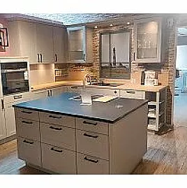 Tolle Landhausküche, exklusiv ausgestattet, inklusive Naturstein-Arbeitsplatte auf der Kücheninse