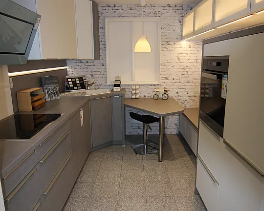 Moderne Küche mit kleinem Sitzplatz - Elba