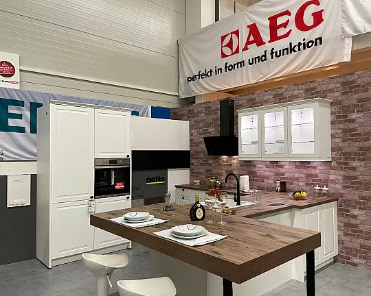 Moderne Landhausstilküche in weiß mit großzügiger Tisch/ Thekenlösung - P15 Porto, 811 3-D Lacklaminat, weiß softmatt und E40 Kastell Eiche