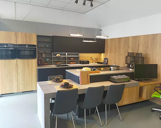 Moderne keuken met alle Siemens apparatuur - Artego Feel blauw/zwart met eiche