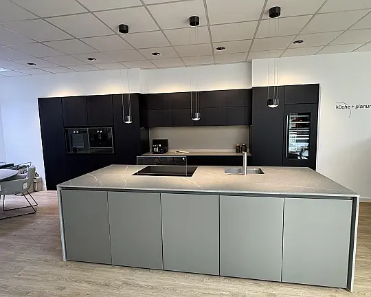 Luxus von der deutschen Küchenmanufaktur Eggersmann, incl. aller Geräte - traumhafte Design- Küche, Holzfront Fineline Furnier Vancouver und Mattlack Titan. Arbeitsplatte und Nischenrückwand aus gewalztem Edelstahl, Arbeitsplatte Kochinsel aus Keramik 20mm in Naturstein-Look von Laminam.  Incl. TOP Gaggenau Ausstattung.