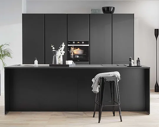 moderne, grifflose Einbauküche in schwarz mit Elektrogeräten - Clean