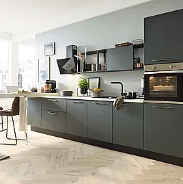 moderne Interliving Küche in schwarzgrün mit Geräten
