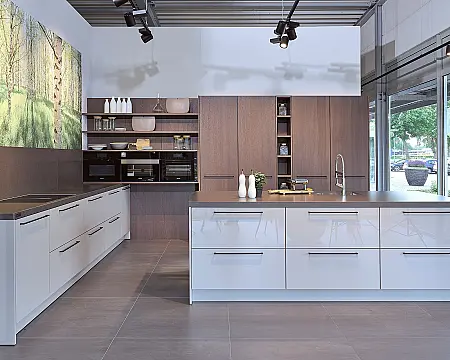 SieMatic SC50 Smartlaque Kieselgrau hochglänzend + Eiche Hazelbrown Furnier · Koje 58 KL: Großzügige SieMatic Küche mit Komposit Arbeitsplatten