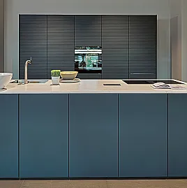 Koje 218 KL: Blaue grifflose Inselküche mit Komposit Arbeitsplatte