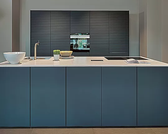 Koje 218 KL: Blaue grifflose Inselküche mit Komposit Arbeitsplatte - Siena und Scala matt Samtmatt-Lack Tiefblau
