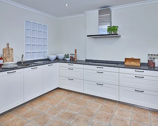 Koje 124 KL: Moderne Küche mit Granit Arbeitsplatte Steel Grey Lappato - Casa weiß seidenglanz