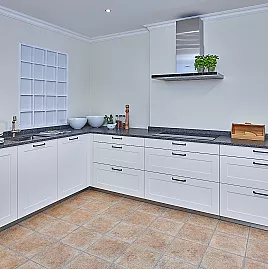 Koje 124 KL: Moderne keuken met granieten werkblad Staalgrijs Lappato