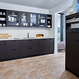 Koje 125 KL: Moderne Eckküche mit Arbeitsplatte in Marmor-Nachbildung