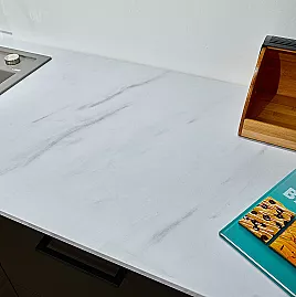 Moderne Küche mit Marmor Arbeitsplatte Avorio