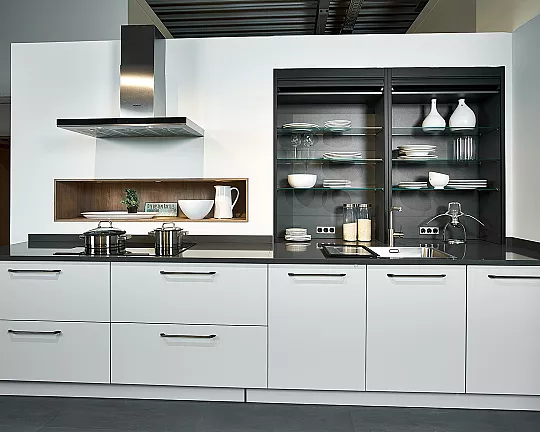 Moderne Küche mit Silestone Arbeitsplatte - XL Jura Grey supermatt (Koje 16 KL)