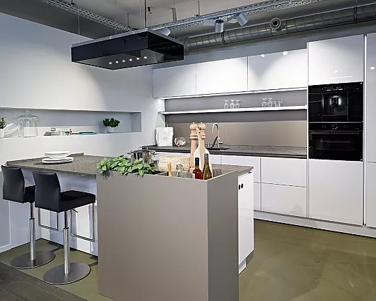 Koje 33 KH: Luxuriöse Küche mit Insellösung und Granit Arbeitsplatte - SLX - SLG Titanweiß Hochglanz