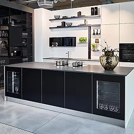 Moderne Küche mit Insellösung und Granit Arbeitsplatte (Koje 8 KL)
