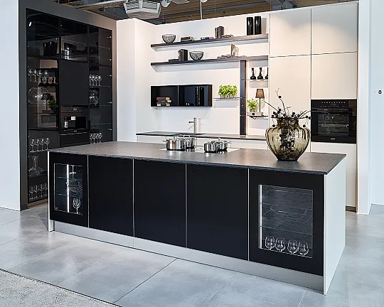 Koje 8 KL: Moderne Küche mit Insellösung und Granit Arbeitsplatte - XL PUR DirectLACK matt Light Pepper