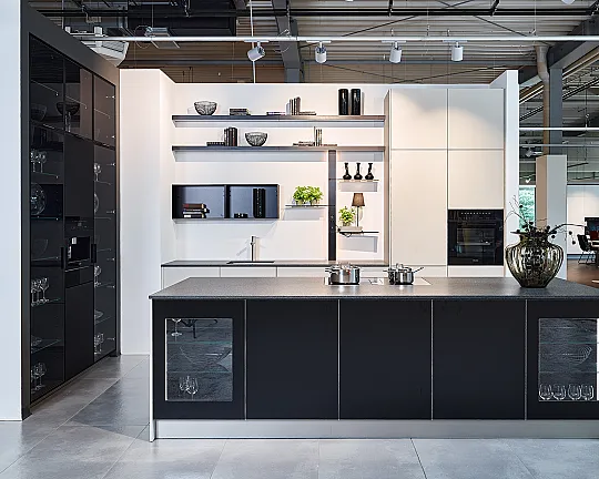 Koje 8 KL: Moderne keuken met kookeiland, hoge vitrinekast en granieten werkblad - XL PUR DirectLACK mat Light Pepper