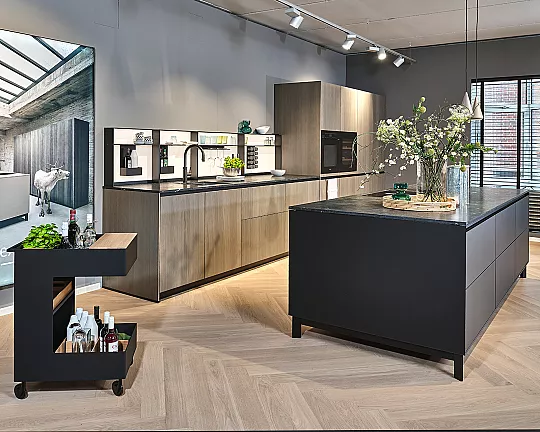 Koje 71 KH: Moderne keuken met keukeneiland en granieten werkblad - NX640 elegant parelgrijs eiken gefineerd en mat onyxzwart glas