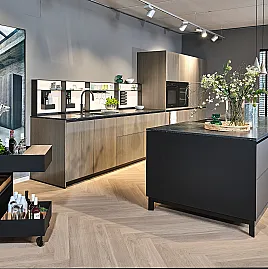Koje 71 KH: Moderne Küche mit Kücheninsel und Granit Arbeitsplatte