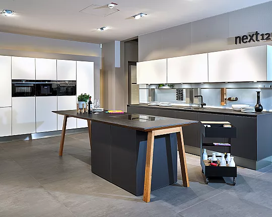 Koje 203 KL: Luxe design-keuken met de iconische next125 kooktafel en 2 keramische werkbladen - NX902met matglas fronten in lavazwart en kristalwit