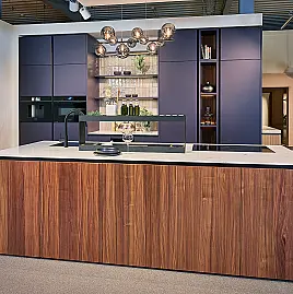 Koje 36 KL: Designküche mit Insel in warme Farbkombination