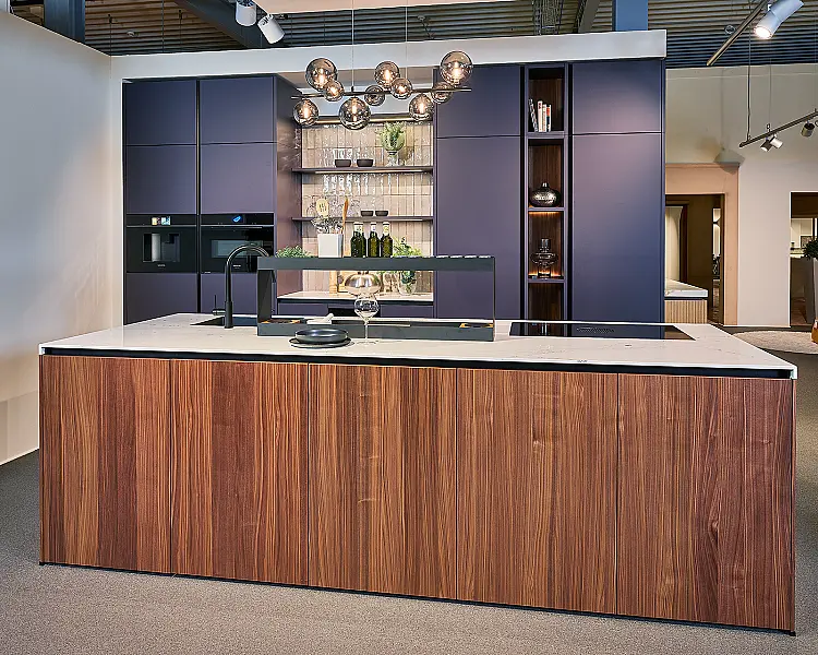 next125 Inselküche mit Nussbaumfront und Hochschränken in Aubergine