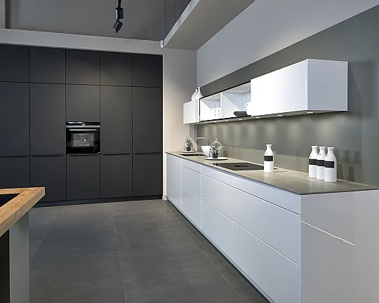 Koje 201 KL: Moderne L-Küche mit Keramik Arbeitsplatte - Gala Kristallweiß hochglanz und Onyxschwarz matt