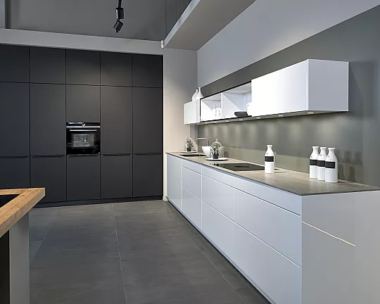 Koje 201 KL: Moderne L-keuken met keramisch werkblad - Gala kristalwit hoogglans en onyx zwart mat