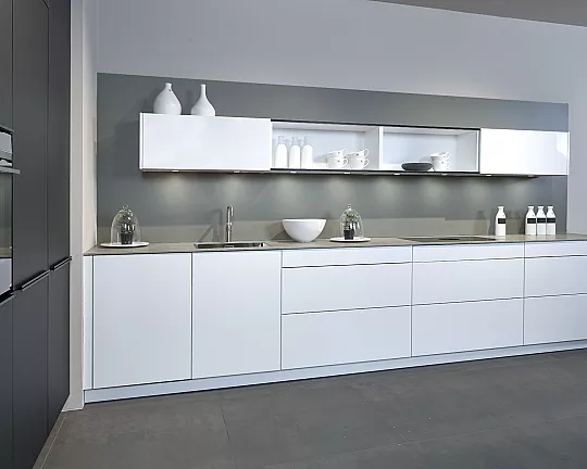 Moderne L-Küche mit Keramik Arbeitsplatte - Gala Kristallweiß hochglanz und Onyxschwarz matt (Koje 201 KL)