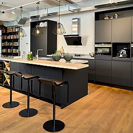 Koje 40 KH: Moderne schwarze Küche mit großer Insel, Komposit-Arbeitsplatte und Bar