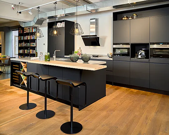 Koje 40 KH: Moderne schwarze Küche mit großer Insel, Komposit-Arbeitsplatte und Bar - Fino Matt Onyxschwarz