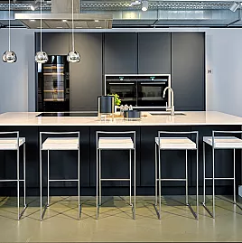 Koje 35 KH: Luxuriöse schwarze Küche mit Kücheninsel und Komposit-Arbeitsplatte