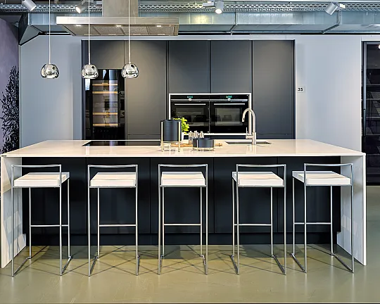 Koje 35 KH: Luxuriöse schwarze Küche mit Kücheninsel und Komposit-Arbeitsplatte - Pure SLC-LSZ Lack schwarz samtmatt