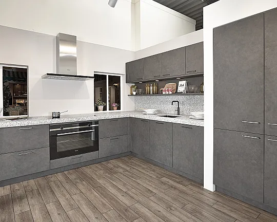 L-Küche mit Oberschränken und Granit Arbeitsplatte - Kiruna Beton schiefergrau (Koje 17 KL)