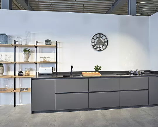 Koje 11 KL: Moderne Küche mit Granit Arbeitsplatte - PUR DirectLACK matt Art Pepper
